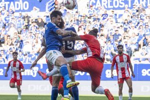 Nico Melamed y Arnau Puigmal asisten a la lucha de Luis Suárez en ataque.