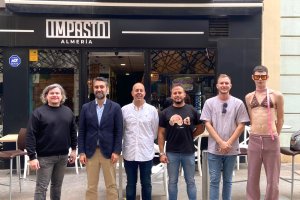 Joaquín Pérez de la Blanca, Nacho Martínez-Medina y los representantes de las hamburgueserías almerienses participantes en el campeonato.