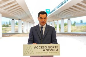 Juanma Moreno, ayer en La Rinconada (Sevilla).