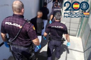 Imagen de la detención efectuada por los agentes de la Policía Nacional.