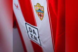 El estreno de la nueva publicidad del equipo vino con derrota en el Carlos Tartiere de Oviedo.