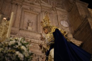 María Santísima de Los Ángeles, ante la puerta de la Catedral.