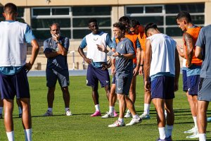 Rubi en la charla técnica a la plantilla antes de comenzar el entrenamiento de este miércoles en el campo Anexo.