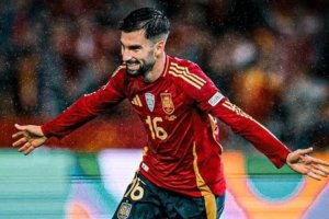 Álex Baena celebrando el gol de falta directa frente a Serbia en la Nations League.