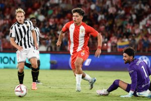 Nico Melamed va a ser una pieza importante en el Almería y necesita recuperar su mejor versión.