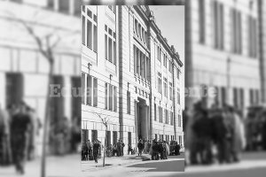 Los clásicos corrillos que se formaban en la puerta del instituto cuando los alumnos se sentaban en el poyete de la ventana.