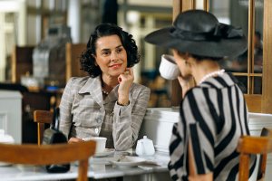 Juana aparece en el salón de té desatando la ira de doña Lázara, quien fi nge ser su amiga para no levantar sospechas.