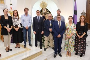 La Corporación y miembros de la hermandad junto a la imagen de la Virgen de la Piedad.