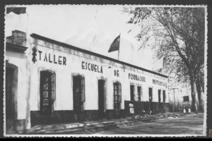 Antigua Taller Escuela de Adra el día de su inauguración en 1945. Colección de Andrés Aguilera.