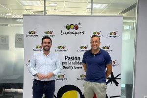 El diputado Carlos Sánchez junto a Sergio Viñolo en las instalaciones de Luxeapers.