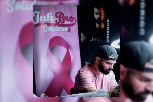 Rodrigo Gálvez, durante una de sus sesiones de tatuajes para mujeres que han sufrido cáncer de mama.