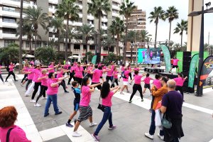 Jornada deportiva solidaria organizada por la Asociación Española Contra el Cáncer en la Plaza de las Velas de Almería.