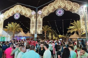 La animada portada del recinto ferial de Huércal-Overa.