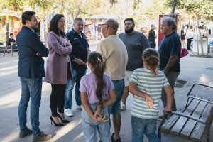Imagen de la alcaldesa, María del Mar Vázquez, y los concejales Óscar Bleda y Diego Cruz con los vecinos.