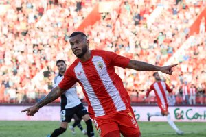 Luis Suárez vuela celebrando su gol al Burgos en el Mediterráneo.