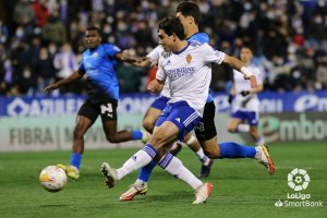 Iván Azón frente al Almería en el triunfo del Real Zaragoza (2-0) en La Romareda.
