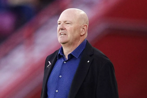 Pepe Mel con las manos en los bolsillos viendo a su equipo en Los Cármenes.