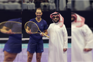 Turki le entrega a Nadal la raqueta de oro. Foto: instagram de Turki (@turkialalshik).