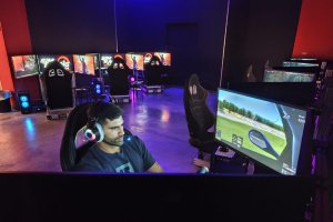 Un cliente disfrutando de la experiencia del simulador de conducción deportiva Simracing.