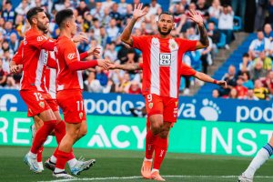 Luis Suárez pidiendo perdón a la que fue su afición en Zaragoza después de marcar el 0-1 de penalti.