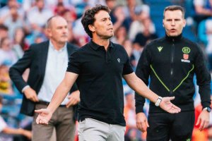 Rubi pendiente de los jugadores en la primera mitad con Víctor Fernández en segundo plano.