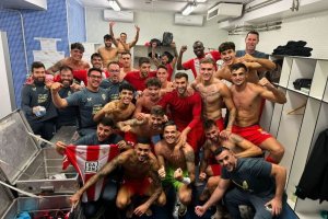 El vestuario del Almería al final del partido en La Romareda tras vencer al Real Zaragoza de Víctor Fernández.