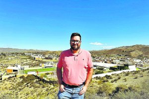José Díaz Ibáñez posa para LA VOZ con Tabernas de fondo, un pueblo con encanto y donde el deporte es fundamental para todos.