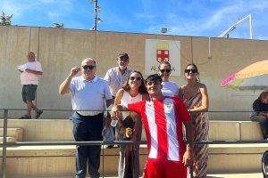 El centrocampista junto a su familia en el Anexo tras la victoria ante el Xerez CD.