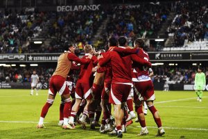 Los jugadores del Granada celebran la victoria en Castellón.