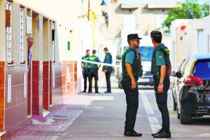 Agentes de la Guardia Civil este martes en la calle Cuarta de La Mojonera, lugar donde se produjo el asesinato. Foto: Marián León.