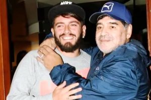 El entrenador de la UD Ibarra junto a la leyenda.