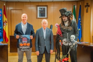 Presentación de la Noche en Negro en el salón de plenos del ayuntamiento de Roquetas de Mar.
