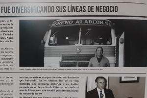 Manolo 'Saberes' y don Juan José Moreno Alarcón posan juntos en el Paseo de Almería.