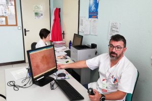 Explicación del funcionamiento de 'telederma' del Poniente en una imagen de archivo.