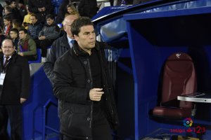 Rubi en El Alcoraz como técnico del equipo oscense en el partido ante el Almería del curso 17-18.