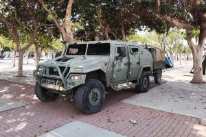 Vehículo de La Legión instalado en el Parque de Las Almadrabillas este jueves.