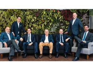 José María Rossell Recasens en el centro junto a sus hijos y el equipo directivo del Grupo Senator.