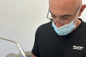 Manuel raya, odontólogo.