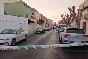 La Guardia Civil acordona la calle donde se ha realizado la reconstrucción de hechos del crimen del doctor Rafael Piorno Fermoselle.