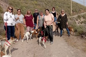 Las voluntarias de 'Perros Catalunya' en su visita a Adra este mes de mayo.