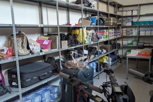Almacén de la Oficina de Objetos Perdidos (Imagen: Policía Local de Almería).