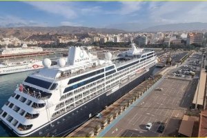 Un crucero en el Puerto de Almería.