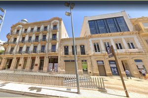 El local está situado en un edificio de dos plantas con fachada protegida, junto al edificio de Las Mariposas. 