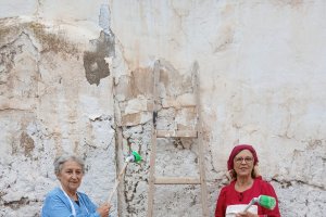 Las encalaoras que adecentaban de blanco las paredes de las casas.