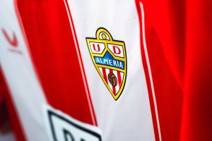 La camiseta del Almería es un gran expositor para las empresas.