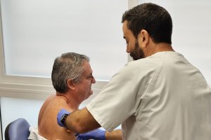 El delegado de Salud y Consumo, Juan de la Cruz Belmonte, recibe la vacuna de la gripe.