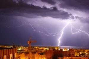 La tormenta eléctrica está presente desde hace horas en toda la provincia (fotografía de archivo).