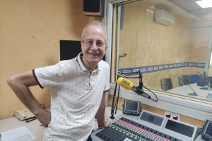 Tony Fernández en los estudios de la Cadena SER Almería.