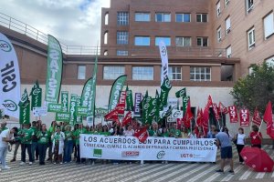 Protesta convocada por CCOO, CSIF, Satse y UGT en las ocho capitales andaluzas para reclamar al SAS los acuerdos firmados. Imagen de archivo.