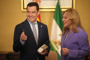 El presidente Juanma Moreno y la consejera Carolina España.
